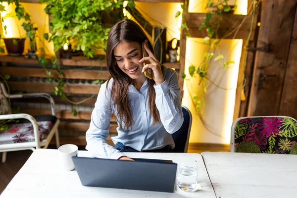 Young Business Woman Using Her Laptop Cafe Beautiful Woman Sitting — 스톡 사진