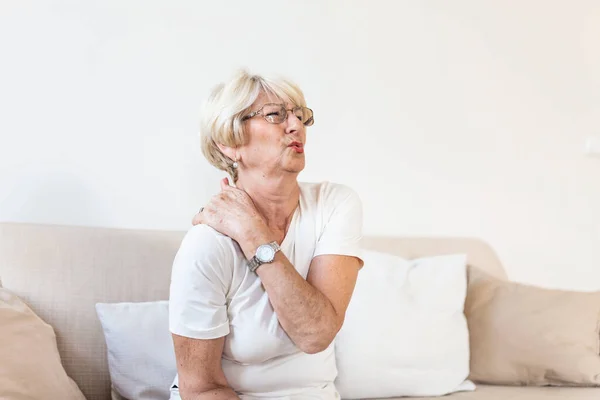 Elderly Woman Suffering Pain Shoulder Home Senior Lady Demonstrating Suffering — Stockfoto