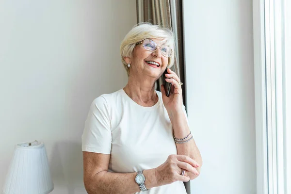 Όμορφη Ηλικιωμένη Γυναίκα Στο Σπίτι Μιλάει Στο Κινητό Χαρούμενη Γυναίκα — Φωτογραφία Αρχείου