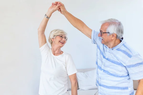 Joyful Aktiva Gamla Pensionerade Romantiska Par Dansa Skratta Vardagsrummet Lycklig — Stockfoto
