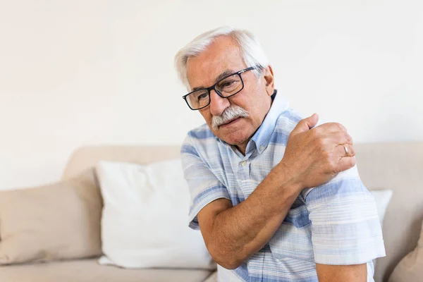 Old Senior Man Shoulder Pain — Stockfoto