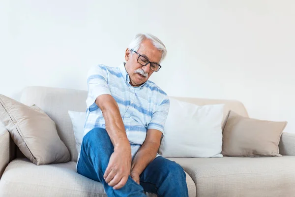 Pain Leg Elderly Man Senior Man Holding Painful Muscle Sprain — Stockfoto