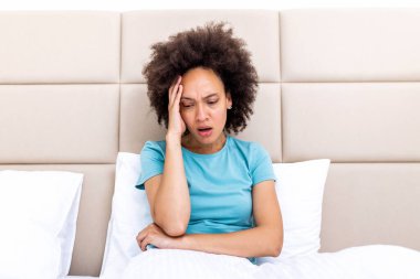 Depresyonda olan siyah bir kadın, kişisel sorunları olduğu için üzgün bir şekilde koltuğa oturur. Bin yıllık Afrikalı Amerikalı bir kız kafasına dokunur. Yas tutmak ya da yas tutmak için yas tutar.