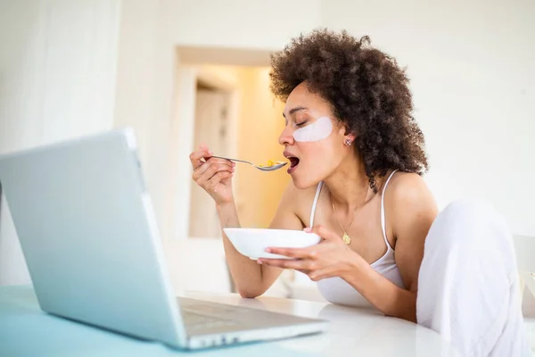Attractive Woman Using Her Laptop Computer While Having Breakfast Studying — Stock fotografie