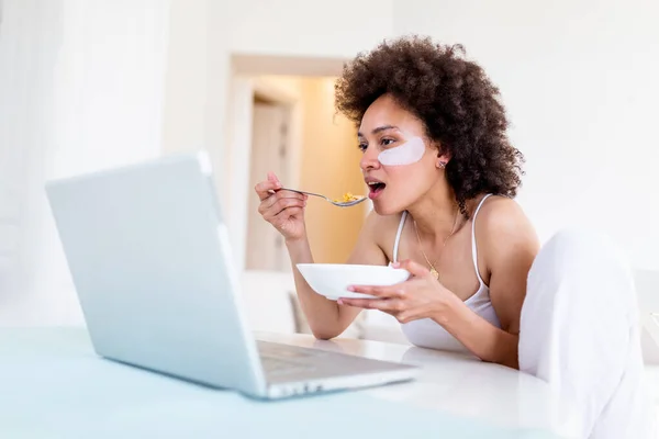Attractive Woman Using Her Laptop Computer While Having Breakfast Studying — Stock fotografie