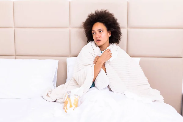 Sick Young African Woman Feeling Cold Covered Blanket Sit Bed — Stock fotografie