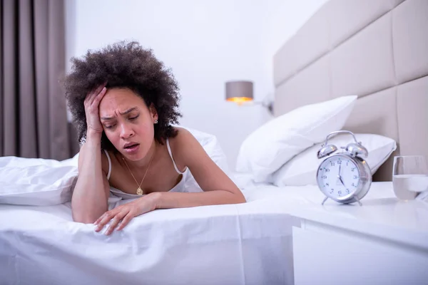 Young Beautiful Woman Home Bedroom Lying Bed Late Night Trying — Stock Photo, Image