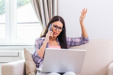 Karışık müşteri destek servisi arıyor. Öfkeli genç bayan çalışan telefonla konuşuyor. Mazeret duymak istemiyorum.!