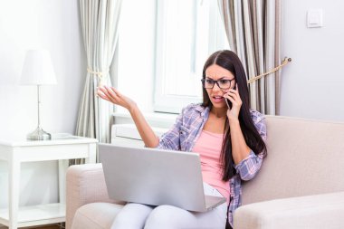 Karışık müşteri destek servisi arıyor. Öfkeli genç bayan çalışan telefonla konuşuyor. Mazeret duymak istemiyorum.!