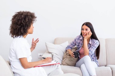 Profesyonel psikolog doktor konsepti psikoterapi seansında ya da danışman sağlık teşhisinde danışmanlık yapar. Dijital sağlık kavramları. terapi oturumu