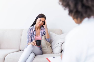 Profesyonel psikolog doktor konsepti psikoterapi seansında ya da danışman sağlık teşhisinde danışmanlık yapar. Dijital sağlık kavramları. terapi oturumu