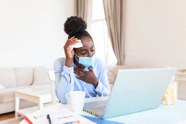 Businesswoman Protective Mask Working Laptop Home Focused Black Female Company — Stock fotografie