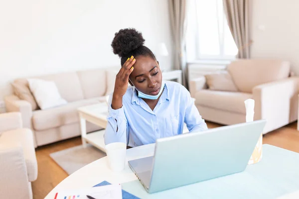 Can Believe Caught Cold Frustrated African American Businesswoman Using Tissue — Stock fotografie