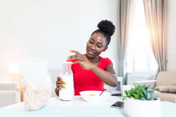 Young Woman Prepares Low Calorie Breakfast Prescription While Looking Her — Stock fotografie