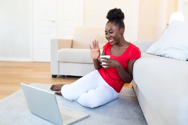 Χαρούμενη Αφροαμερικανή Που Κοιτάει Την Οθόνη Του Υπολογιστή Και Χαιρετάει — Φωτογραφία Αρχείου