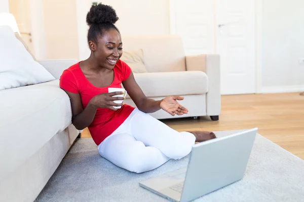 Attractive Happy Young African American Woman Sitting Floor Using Laptop — Stock fotografie