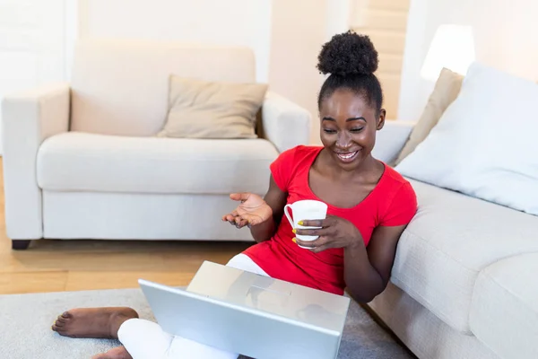 Attractive Happy Young African American Woman Sitting Floor Using Laptop — Stock fotografie