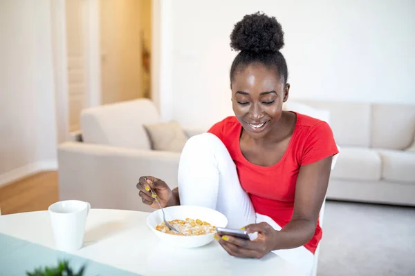 Portrait Young Woman Eating Cornflakes Milk Breakfast She Using Mobile — Stock fotografie
