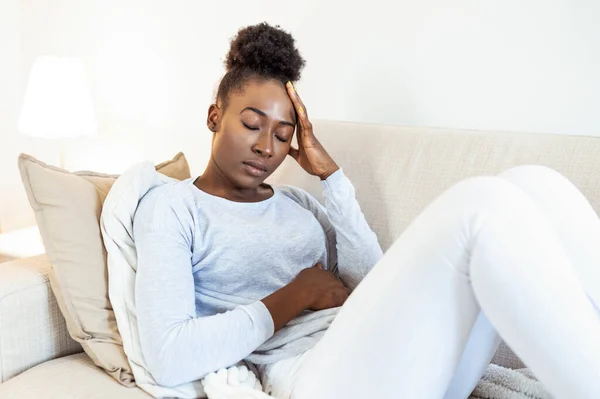 Depressed Černý Mladý Žena Sit Pohovka Dolů Rozrušený Mající Osobní — Stock fotografie