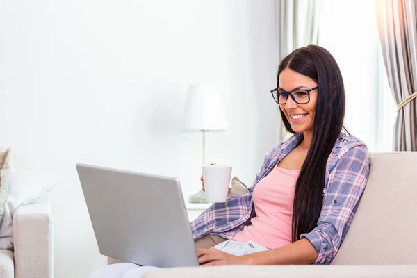 Bella Donna Freelance Notando Informazioni Pianificazione Del Progetto Facendo Lavoro — Foto Stock