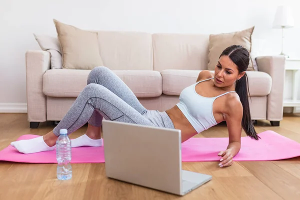 거실에서 운동을 있습니다 비디오 온라인으로 운동하는 모습을 보면서 운동을 반복하는 — 스톡 사진