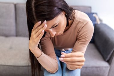 Yalnız üzgün, düşünceli, boşanmış, düşünceli bir kadın altın yüzüğü elinde tutuyor ve hayatındaki sorunlar ve ilişkilerindeki kriz sırasında evde tek başına oturuyor. Evliliği ve boşanmayı bitir.