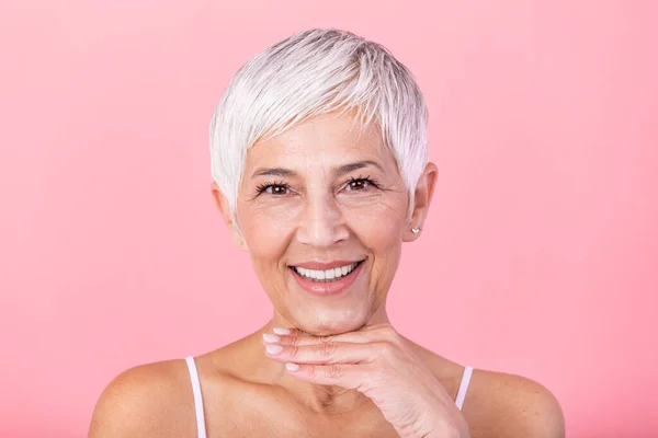 Portret Van Een Lachende Oudere Vrouw Die Naar Camera Kijkt — Stockfoto