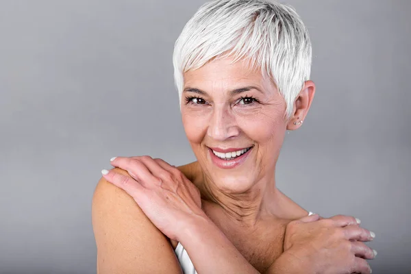 Retrato Una Mujer Mayor Sonriente Mirando Cámara Cara Primer Plano — Foto de Stock