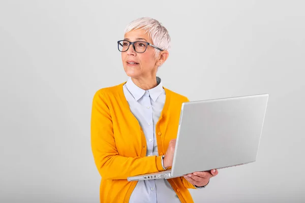 Photo Thinking Mature Business Woman Isolated Grey Background Holding Laptop — Stock Photo, Image