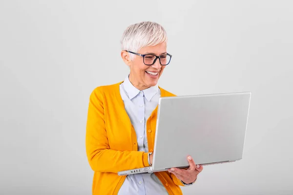 Image Cheerful Mature Woman Standing Isolated Gray Background Using Laptop — Stock Photo, Image