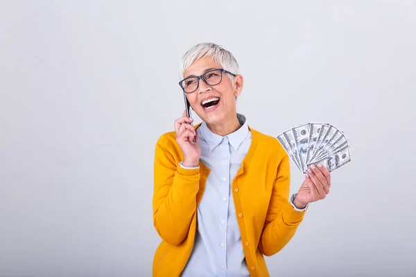 Excited Beautiful Senior Woman Talking Her Smartphone Holding Money Cashback — Φωτογραφία Αρχείου