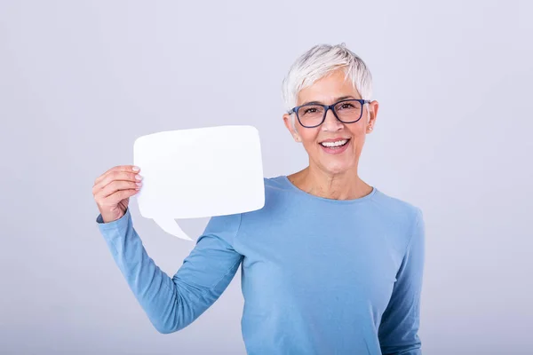 Portrait Excited Mature Gray Hair Woman Showing Blank Speech Bubble — Stock Photo, Image