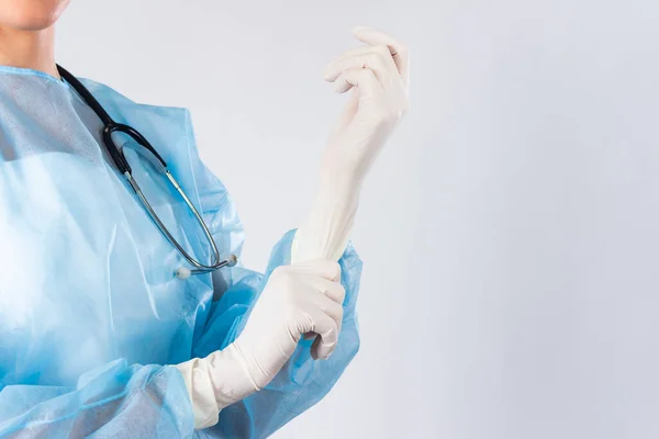 Female Doctor Surgeon Preparing Surgical Operation She Wearing Gloves Scrubs — Zdjęcie stockowe
