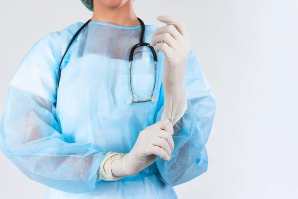 Female Doctor Surgeon Preparing Surgical Operation She Wearing Gloves Scrubs — Stok fotoğraf