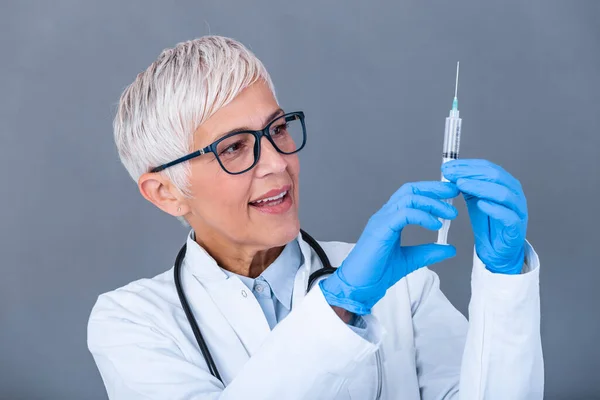 Γιατρός Ερευνητής Επιστήμονας Χέρι Μπλε Γάντι Που Κρατά Εμβόλιο Γρίπης — Φωτογραφία Αρχείου