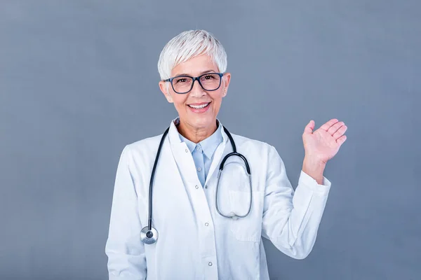 Doctor Senior Woman Medical Professional Pointing Right Direction Isolated Blue — Foto Stock