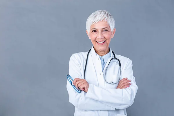 Portrait Senior Female Doctor Stethoscope Arm Cross Isolated Background Physician — Zdjęcie stockowe