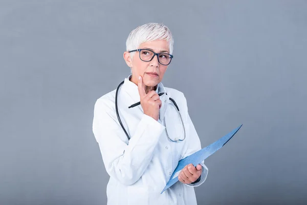 Mature Female Doctor Stethoscope Clipboard Thinking Medical Diagnosis Medicine Health — Φωτογραφία Αρχείου