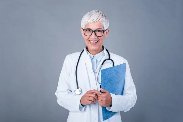 Female Mature Doctor Holding Medical Records Stethoscope Healthcare Medical Concept — Φωτογραφία Αρχείου