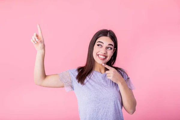 Portrait Brunette Woman Long Hair Basic Shirt Rejoicing Pointing Finger — Stok fotoğraf