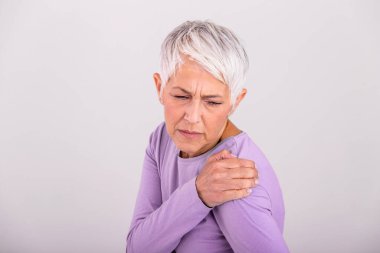 Omuz ağrısı olan yaşlı bir kadın. Yaşlı kadın korkunç bir ağrıya katlanıyor. Yaşlılarda Omuz Ağrısı. Omzu ağrıyan yaşlı bayan.