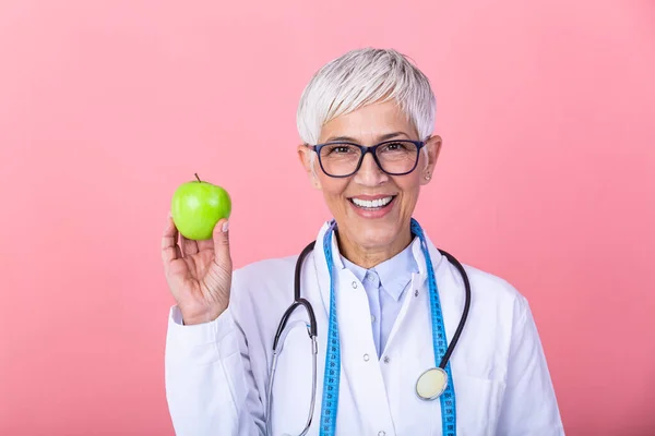 Portrait Mature Smiling Female Nutritionist Holding Apple Isolated Nutritionist Healthy — Φωτογραφία Αρχείου