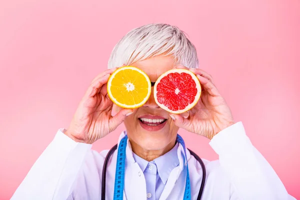 Beauty Mature Woman Nutritionist Holding Juicy Orange Grapefruit Slice Her — Stok Foto