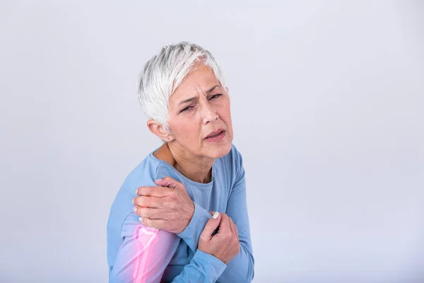 肩の痛みを持つシニア女性 年配の女性はひどい痛みを我慢している 高齢者の肩の痛み 肩の痛みを持つシニア女性 — ストック写真