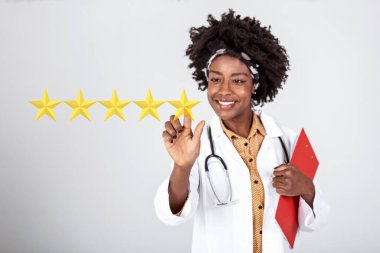 Doktor düğmeye basarak ağ tıbbında sanal sağlık hizmetlerini arttırıyor. 5 yıldızlı sanal ekranı işaret eden doktor, arkaplanda arıza derecesi ve beyaz arkaplan üzerine boşluk kopyala
