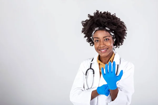 Porträtt Attraktiv Ung Kvinnlig Läkare Vit Rock Sätta Medicinska Handskar — Stockfoto