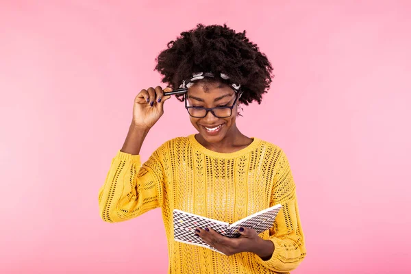 Ελκυστική Αφροαμερικανή Που Κρατάει Σημειωματάριο Και Στυλό Νεαρή Γυναίκα Γυαλιά — Φωτογραφία Αρχείου