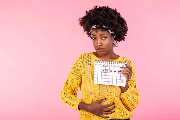 Giovane Donna Afroamericana Che Soffre Mal Pancia Mostra Suo Calendario — Foto Stock