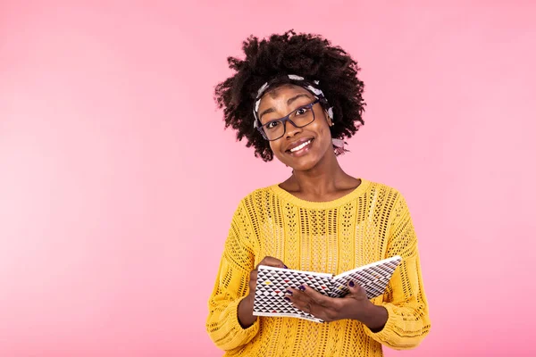 Ελκυστική Αφροαμερικανή Που Κρατάει Ανοιχτό Σημειωματάριο Νεαρή Γυναίκα Γυαλιά Που — Φωτογραφία Αρχείου