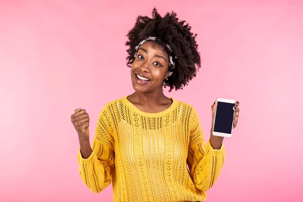 Ευτυχισμένη Νεαρή Αφρο Αμερικανίδα Που Κρατάει Κινητό Τηλέφωνο Στο Χέρι — Φωτογραφία Αρχείου